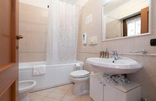 Fiumicino Apartment | Alloggio turistico Leonardo Home- Fiumicino Airport, 2m in treno- Rome, 20m in treno- Fiera, 2m in treno