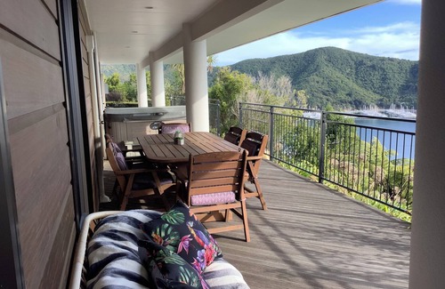 Waikawa Bay Apartment | Allports Sea view Apartment with Spa