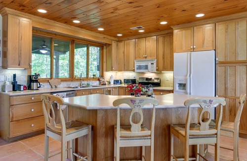 Almond House | Almond Vacation Rental w/Mountain Views!