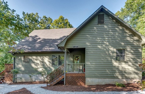 Saluda Cabin | Almost Haven | Located between Saluda and Tryon | 25 Min. to TIEC; Zip-lining, hiking & more!
