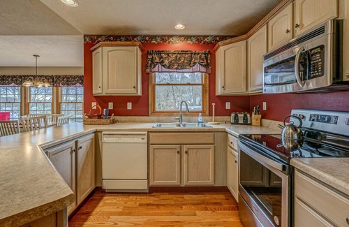 Moneta House | Almost Heaven-Gameroom, built-in fire pit, and dog friendly