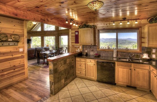 Helen Cabin | Almost Heaven | Incredible Mountain Views-Near Local Wineries and Helen, GA