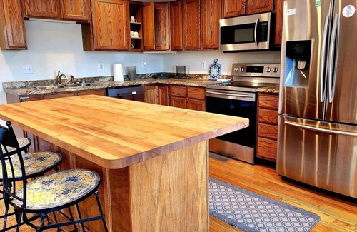 Moneta House | Almost There- Fire pit, dog friendly sleeps 6