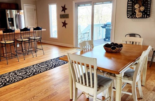 Moneta House | Almost There- Fire pit, dog friendly sleeps 6