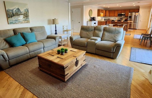 Moneta House | Almost There- Fire pit, dog friendly sleeps 6