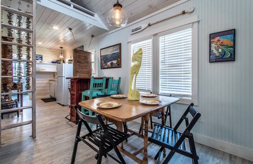 Old Town Cottage | Aloha Cottage - walk to shops food beach