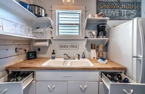 Old Town Cottage | Aloha Cottage - walk to shops food beach