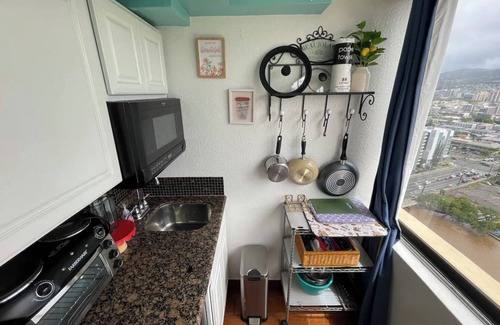McCully - Moiliili Condo | Aloha Sea! 5 min Beach! 25F 2Bd Waikiki Pool Kitchen Hot tub Canal No Resort Fee