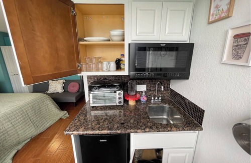 McCully - Moiliili Condo | Aloha Sea! 5 min Beach! 25F 2Bd Waikiki Pool Kitchen Hot tub Canal No Resort Fee