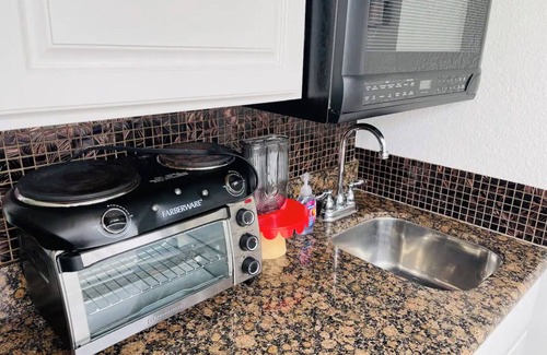McCully - Moiliili Condo | Aloha Sea! 5 min Beach! 25F 2Bd Waikiki Pool Kitchen Hot tub Canal No Resort Fee