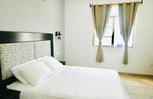 La Gloria House | Alojamiento entero con vista al mar desde terraza y balcón