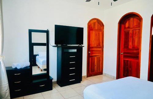 La Gloria House | Alojamiento entero con vista al mar desde terraza y balcón