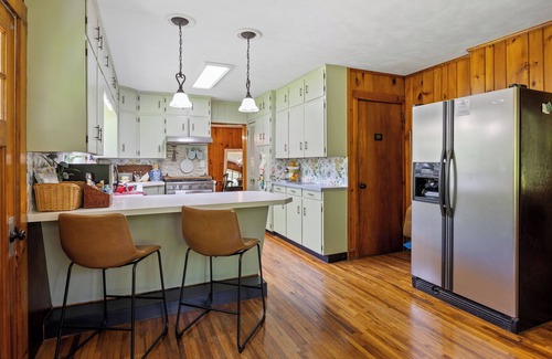 Brevard Cottage | Alpaca Your Bags! Unique Mountain Basecamp in Brevard- Pet Friendly- WNC Cottage