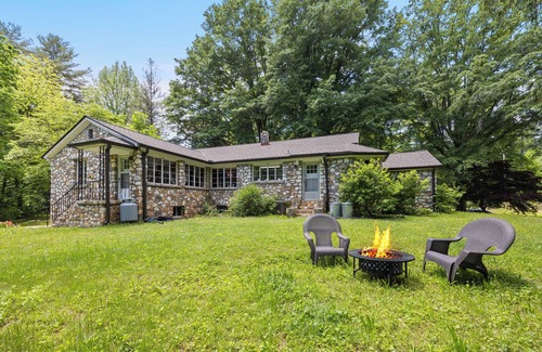 Brevard Cottage | Alpaca Your Bags! Unique Mountain Basecamp in Brevard- Pet Friendly- WNC Cottage