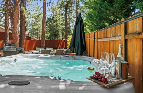 Fox Farm House | Alpenglow Chateau by AvantStay Ideal Big Bear Location w Pool Table Hot Tub