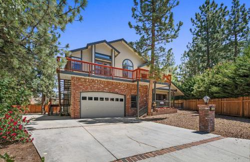 Fox Farm House | Alpenglow Chateau by AvantStay Ideal Big Bear Location w Pool Table Hot Tub
