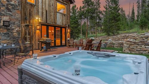 Breckenridge House | Alpenglow Peaks Lodge