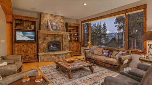 Breckenridge House | Alpenglow Peaks Lodge