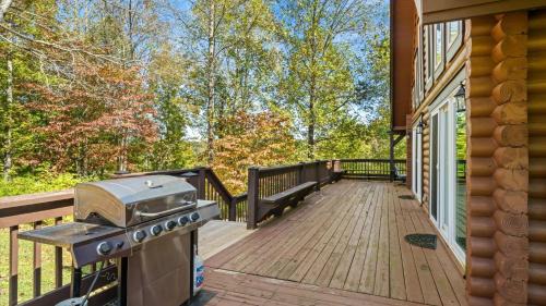 Byrdstown House | Alpine 8 Br Lodge - Hot Tub Fire Pit Ping Pong