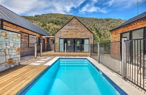 Bright Apartment | Alpine Barn Retreat, Bright