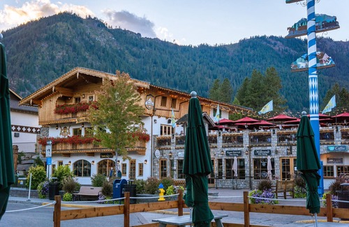 Downtown Leavenworth Condo | Alpine Bliss: Stunning 2 Bedroom Condo in Enchanting Leavenworth!