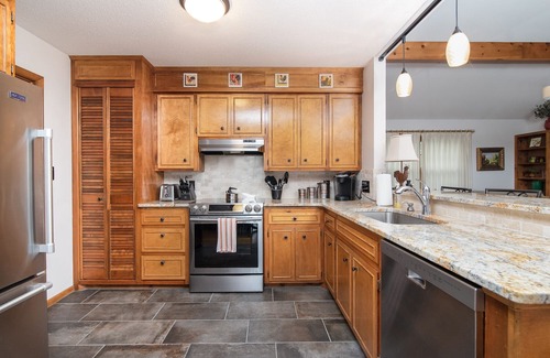 Blowing Rock House | Alpine Bliss - Walk to slopes, dog friendly, fenced yard!