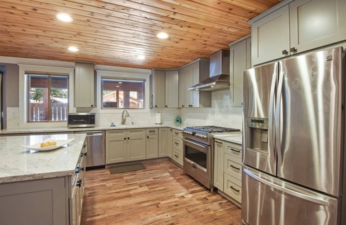 Alpine Meadows House | Alpine Chalet – Nature Lovers Rejoice! Chic 4 BDR Minutes to Skiing, Lake Tahoe