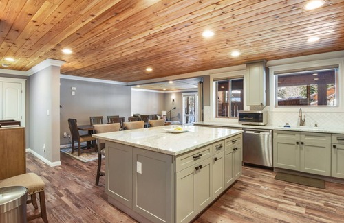 Alpine Meadows House | Alpine Chalet – Nature Lovers Rejoice! Chic 4 BDR Minutes to Skiing, Lake Tahoe