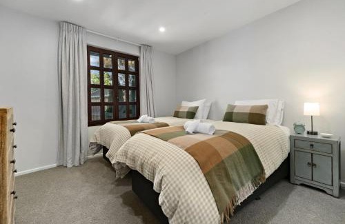 Sunshine Bay House | Alpine Cottage