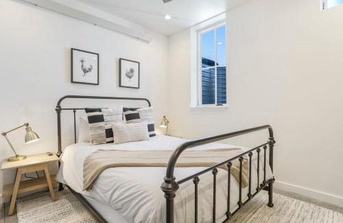 Buena Vista Apartment | Alpine Den Private Flat Walk to South Main