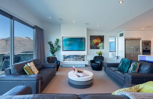 Queenstown Villa | Alpine Edge – Hot Tub, Fireplace, Remarkables View