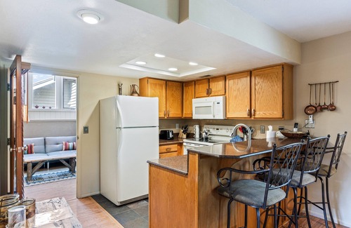 Park City House | Alpine Escape: Sleeps 8, 3BR Townhouse, Pools & Hot Tubs, 8-Min Walk to Lifts, Fireplace