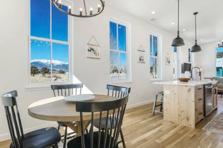 Buena Vista House | Alpine Estate 3 Kitchens & Mountain Views