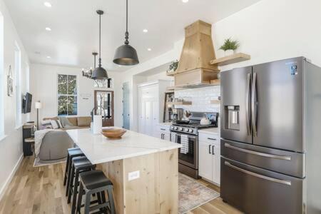 Buena Vista House | Alpine Estate 3 Kitchens & Mountain Views