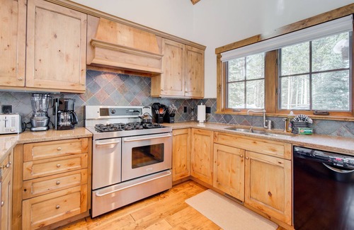 Spanish Peaks Cabin | Alpine Homestead Cabin: Spanish Peaks Mountain Club, Ski-In-Ski-Out, Hot Tub