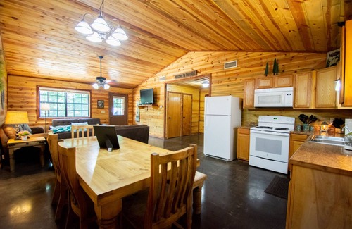 Board Camp Cabin | Alpine Lodge|18Acres|Creek|Swim|Hiking|ATV|Cabin
