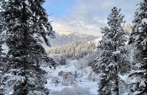 Leavenworth House | Alpine Lodge - Epic Mountain Views, Hot Tub, 2 Miles to Town