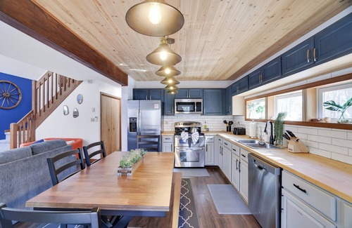 East Stroudsburg Cabin | Alpine Lodge - Hot tub - Sauna - 3BD-2BA