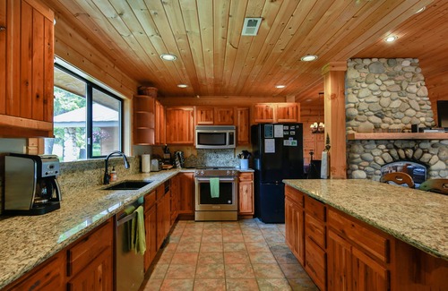 Leavenworth House | Alpine Pension ~ Riverfront, Hot tub, Giant Game Room ~ 1 mile from town!