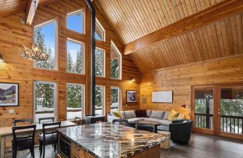 Snoqualmie Pass House | Alpine Retreat at Snoqualmie Pass- 5-Min to Slopes, Private Creek, BBQ, Fireplace, Smart TVs, Kids Games, Hi-Speed Wi-Fi