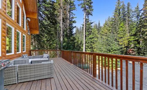 Snoqualmie Pass House | Alpine Retreat at Snoqualmie Pass- 5-Min to Slopes, Private Creek, BBQ, Fireplace, Smart TVs, Kids Games, Hi-Speed Wi-Fi
