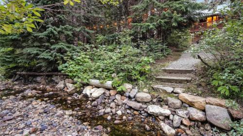 Snoqualmie Pass House | Alpine Retreat at Snoqualmie Pass- 5-Min to Slopes, Private Creek, BBQ, Fireplace, Smart TVs, Kids Games, Hi-Speed Wi-Fi