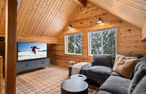 Snoqualmie Pass House | Alpine Retreat at Snoqualmie Pass- 5-Min to Slopes, Private Creek, BBQ, Fireplace, Smart TVs, Kids Games, Hi-Speed Wi-Fi