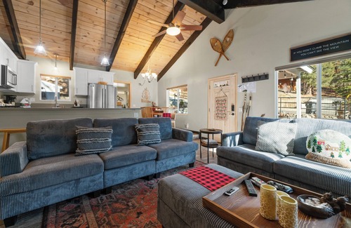 Upper Moonridge Cabin | Alpine Retreat - Hot Tub, Deck, Fire Pit, Barbecue