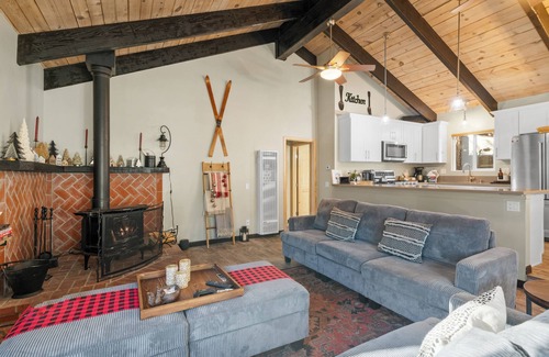 Upper Moonridge Cabin | Alpine Retreat - Hot Tub, Deck, Fire Pit, Barbecue