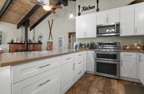 Upper Moonridge Cabin | Alpine Retreat - Hot Tub, Deck, Fire Pit, Barbecue