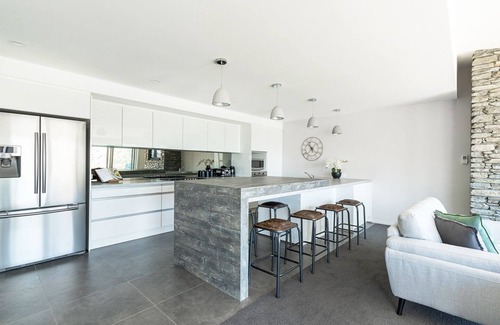 Queenstown Apartment | Alpine Retreat - Panoramic Views