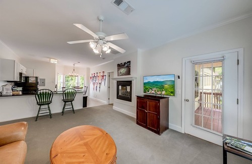 Helen House | Alpine River Suites #501 - Cozy Riverfront Condo w/Overlooking River in Downtown