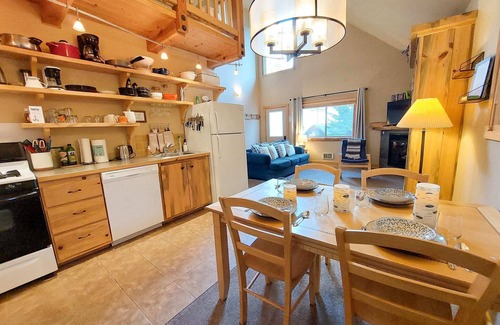 Mazama Cabin | Alpine View Cabin - duplex unit A w/queen bedroom