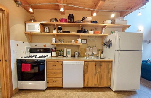 Mazama Cabin | Alpine View Cabin - duplex unit A w/queen bedroom